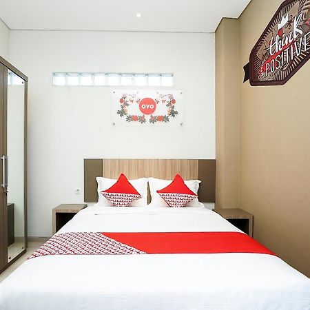 Super Oyo Capital O 614 Graha 8 Syariah Hotel Surabaya Ngoại thất bức ảnh