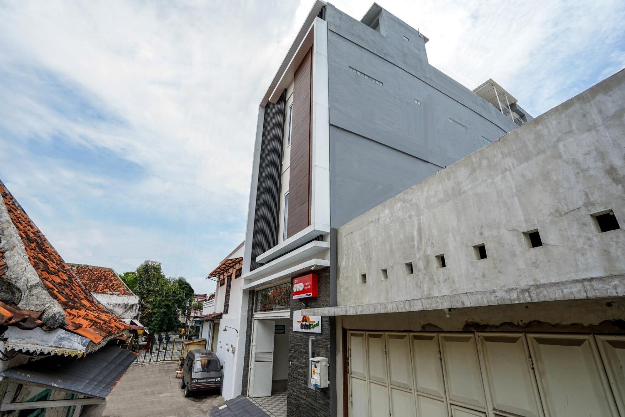 Super Oyo Capital O 614 Graha 8 Syariah Hotel Surabaya Ngoại thất bức ảnh