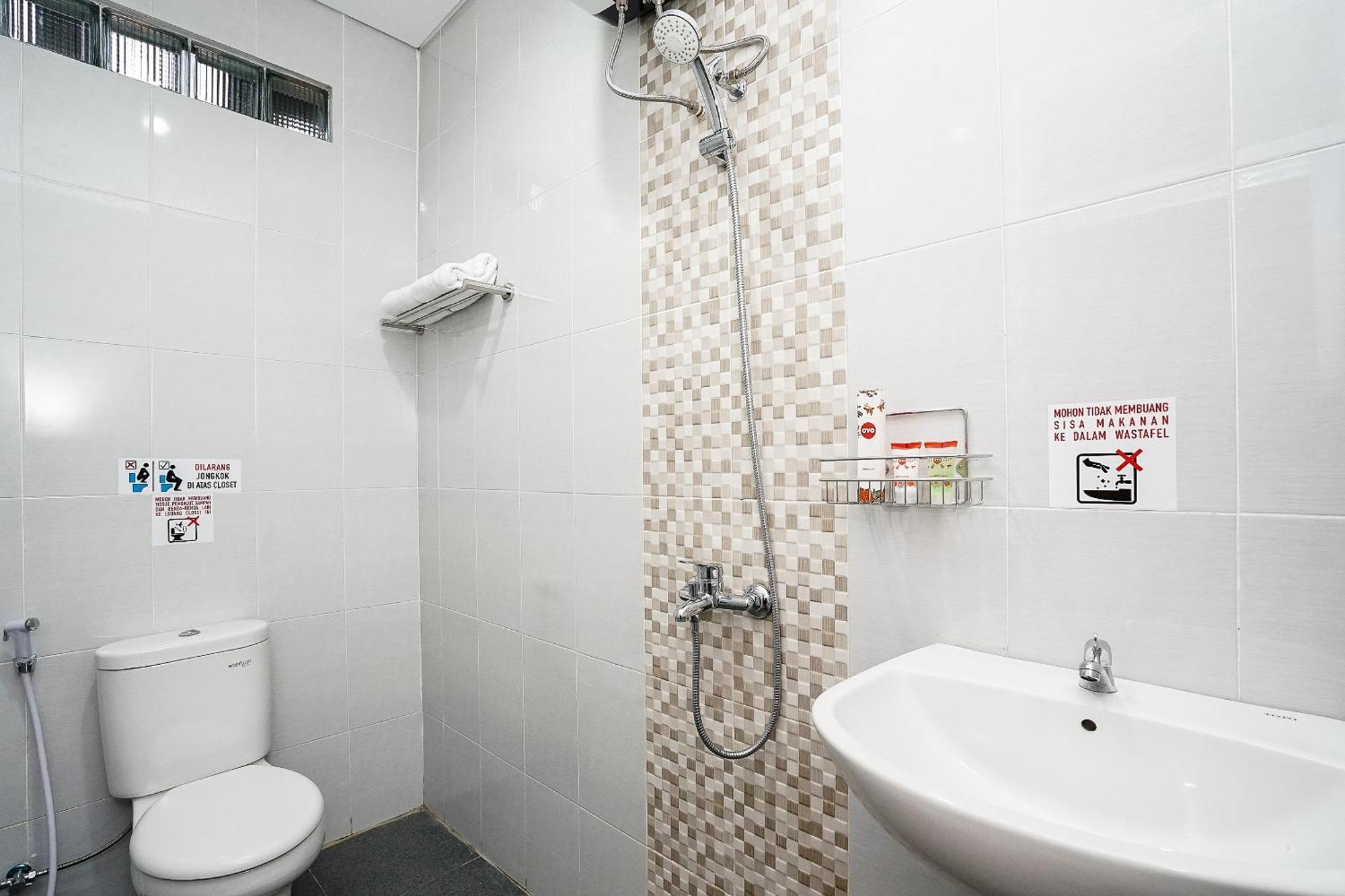 Super Oyo Capital O 614 Graha 8 Syariah Hotel Surabaya Ngoại thất bức ảnh
