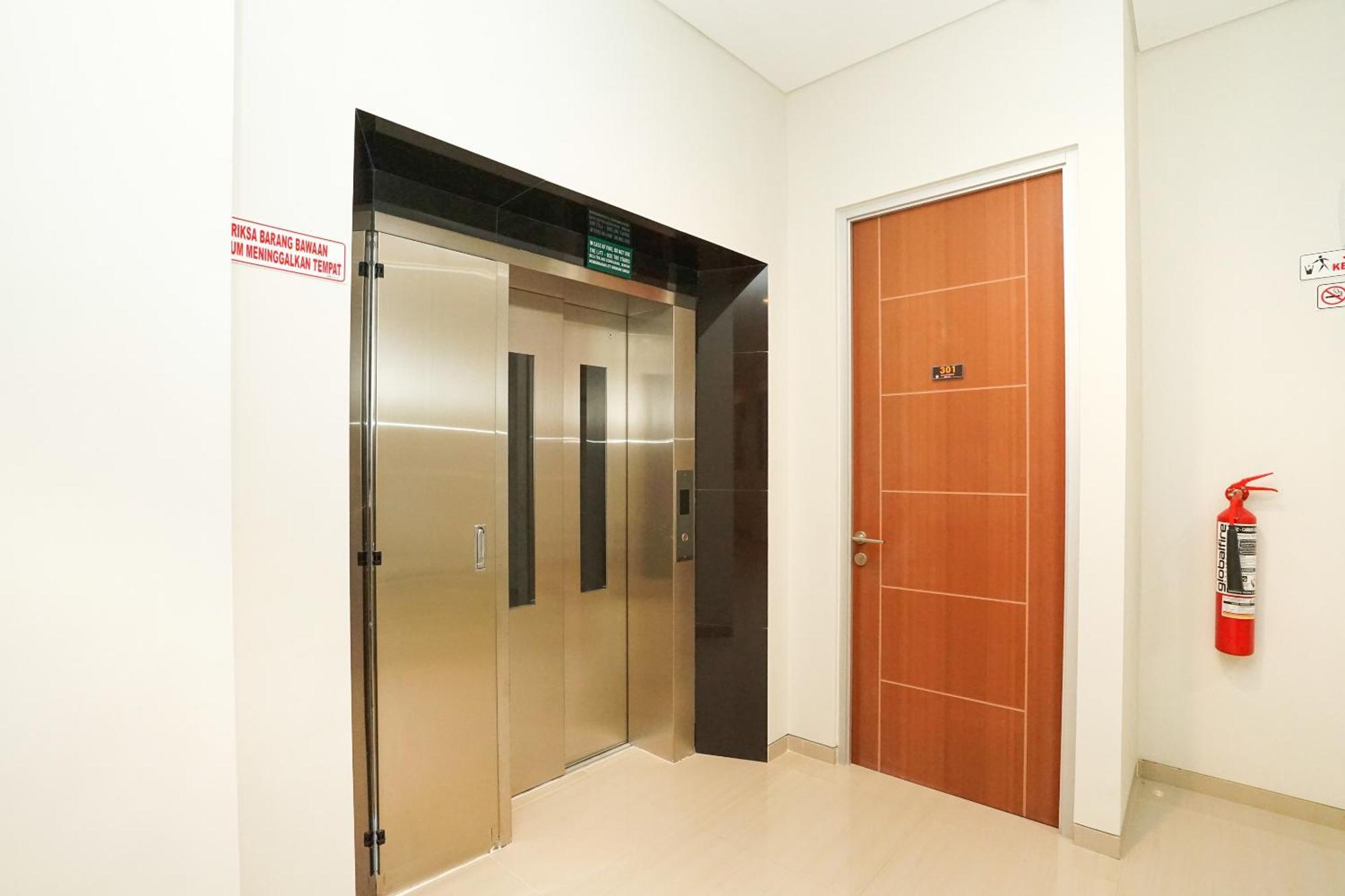 Super Oyo Capital O 614 Graha 8 Syariah Hotel Surabaya Ngoại thất bức ảnh