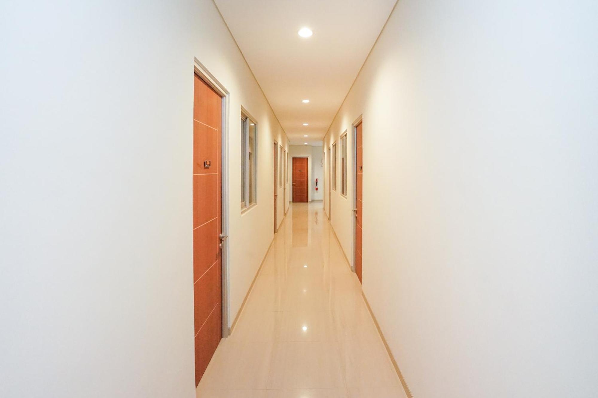 Super Oyo Capital O 614 Graha 8 Syariah Hotel Surabaya Ngoại thất bức ảnh